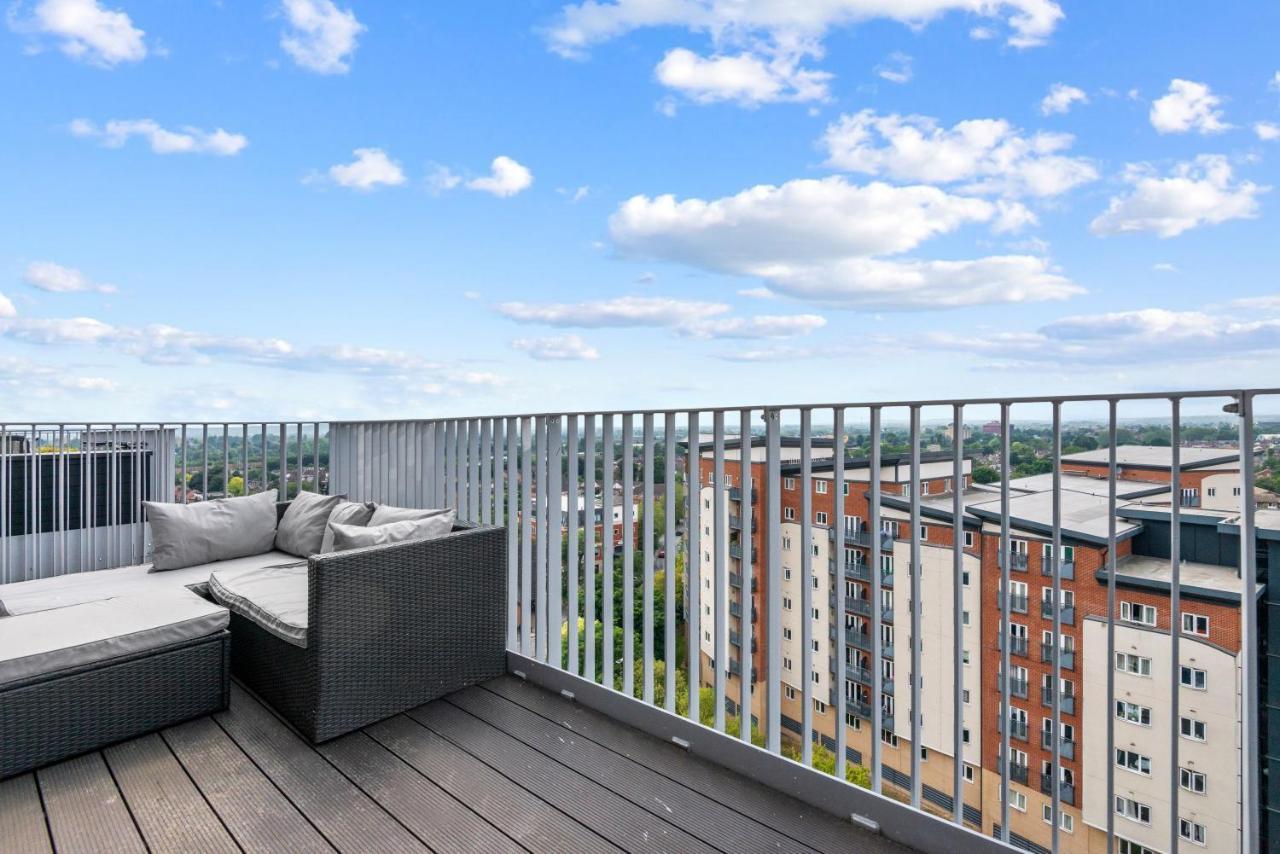 Penthouse Flat In Slough Center Exterior photo